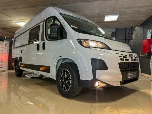 Furgoneta camper Giottivan 64G sobre Fiat Ducato, vista frontal tres cuartos