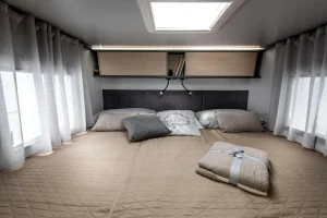 Autocaravana compacta Giottiline CX66: dormitorio con cama de matrimonio y claraboya