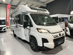 Autocaravana perfilada Rapido 686F sobre Fiat Ducato, vista frontal tres cuartos