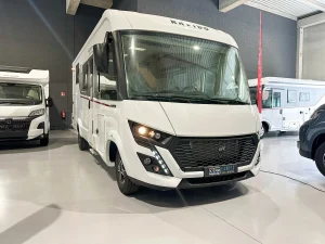 Autocaravana integral Rapido 850F, vista frontal tres cuartos