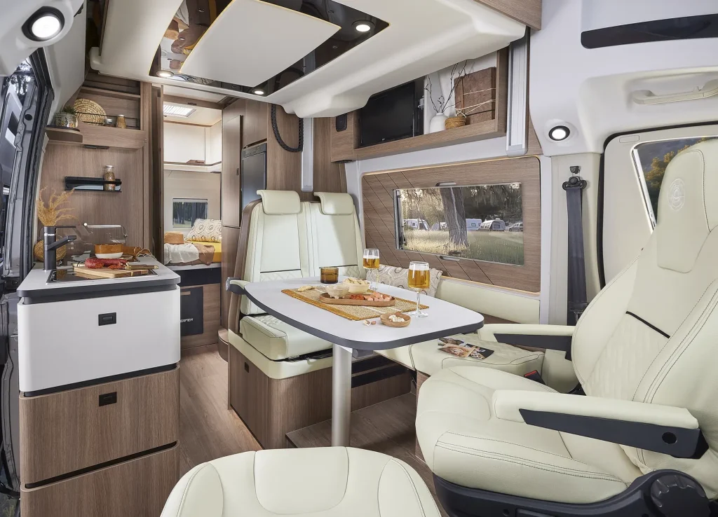 Salón de la camper Dreamer Camper Van XL Select visto hacia la parte trasera
