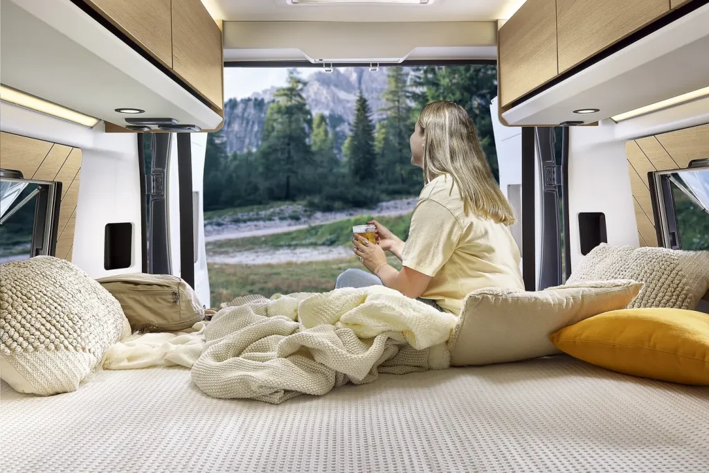 Cama trasera de la Dreamer Lift Van Up con las puertas traseras abiertas